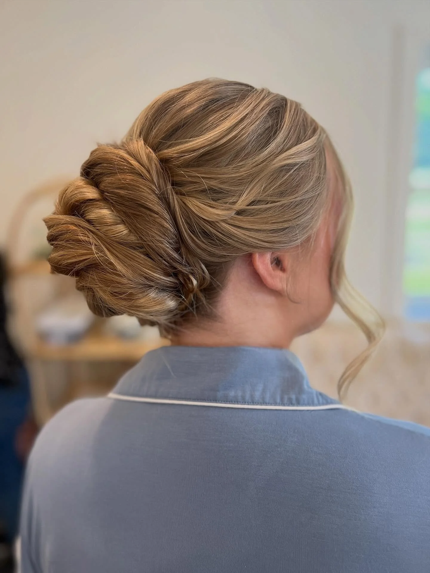 LONGEST EVER bridesmaid hair I&rsquo;ve ever had the privilege of styling 😅 

Swipe to see all the hair! 

She wanted it all up, so she wouldn&rsquo;t have to worry about a thing all night. I pulled out all my tricks to make it an elegant, fun, up-s