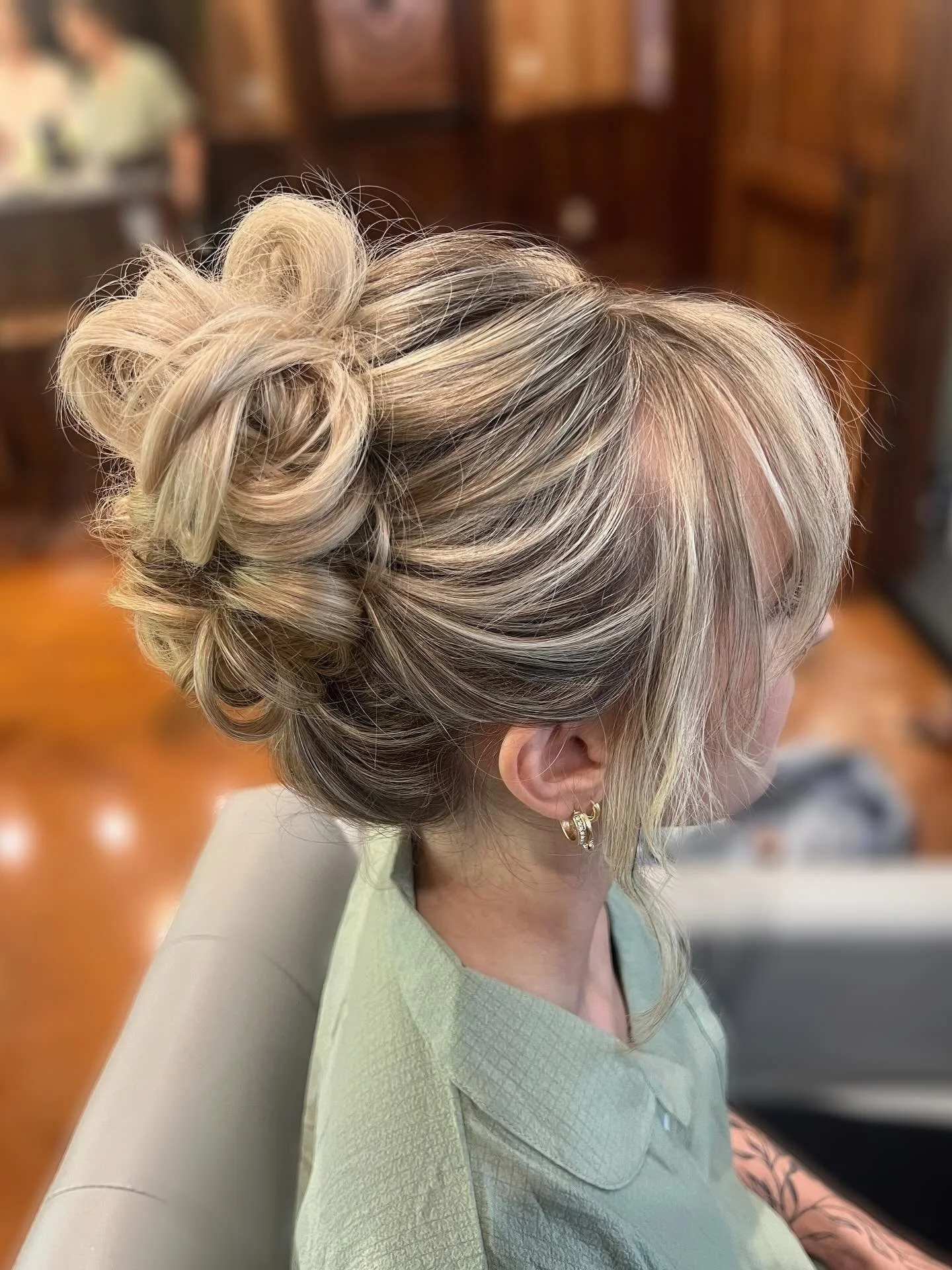 If Sabrina Carpenter was a bridesmaid 🎤

Anyway, booking for 2026 🫶
inquire here: 
www.mibridalhair.com 🌻

Michigan bridal hairstylist 
Jackson Michigan bridal hair 
Michigan bride 
Jackson Michigan wedding hair 
Michigan wedding hair 
Michigan we