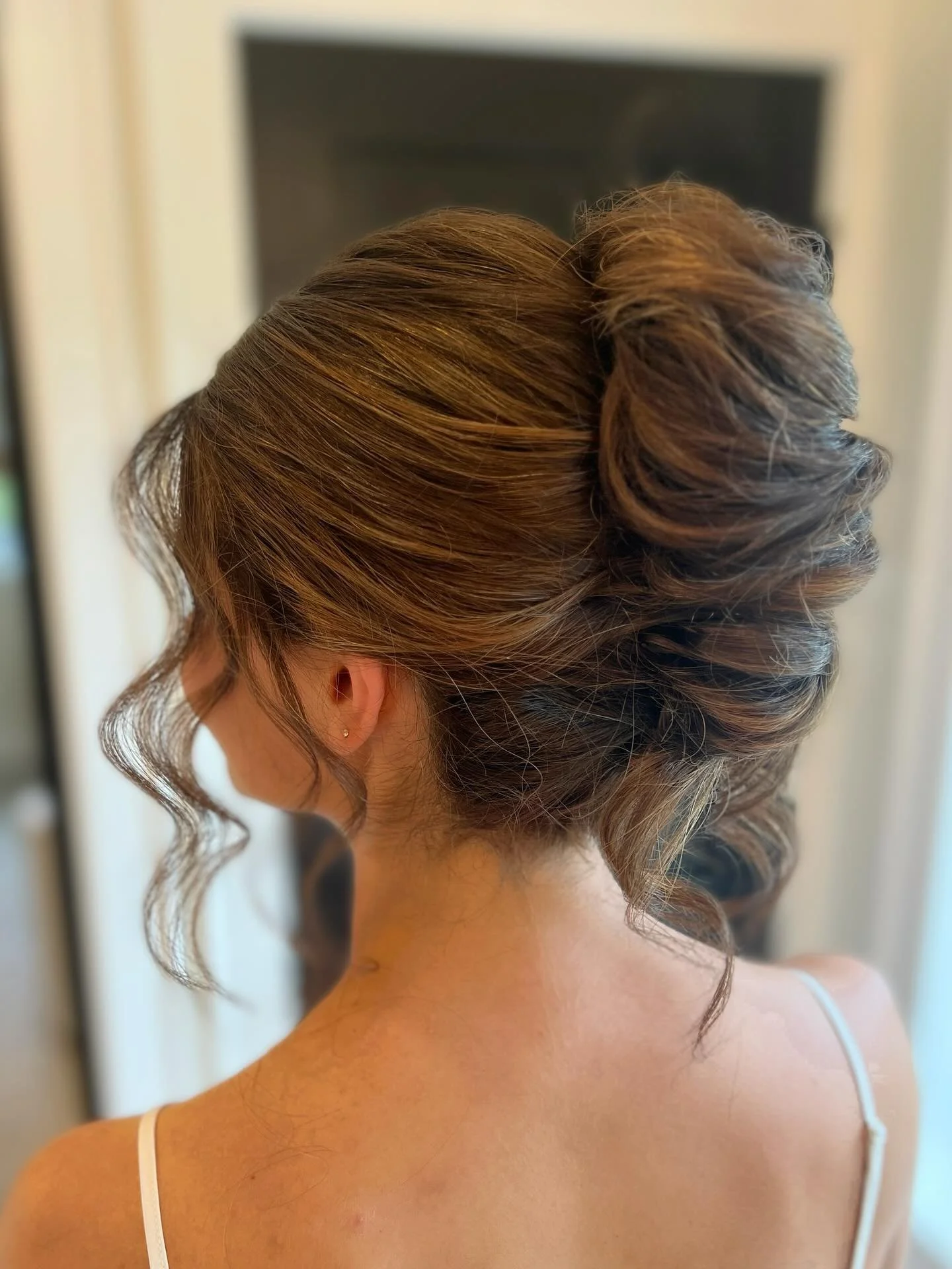 The Beauty @rileswatt and her wedding hair. 

Loved this elegant soft style which complemented her whole look and feel. 👌

Also @whitebirchweddingbarn is a dream for the wedding morning, imo 💕

Inquire here for your wedding day 👇
www.mibridalhair.