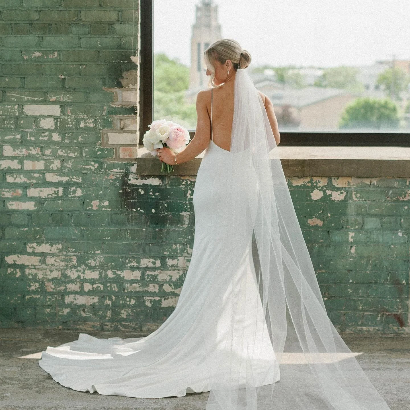 A lovely bride with a soft low bun 🤍 It was a beautiful morning with @lauramarieayan crew at @thehighfivegr

I was so surprised to see the one and only @samanthajamesphoto enter the room!!! Sam and I go way far back (before kids and cross country mo