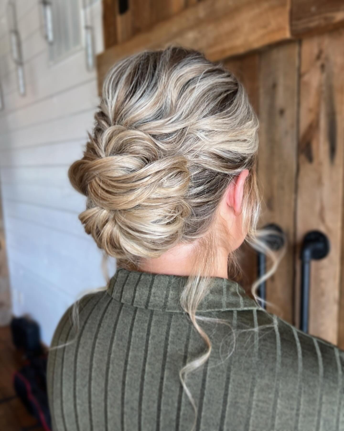 Wedding season is swinging!!! 

I'm again reminded that I love love AND doing pretty hair. I've got to meet some amazing brides and their friends, and the morning playlists so far have been bangers 🙌 

Always love traveling to @westersfamilywinery f