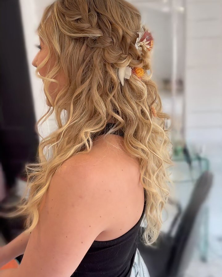 Oldie old, but so good 💕

Shout to my wavy/curly brides (as well as any curl type in all of the land). You CAN wear your natural curls on your wedding day 📣

This beauty felt most comfortable wearing her  natural waves, we enhanced a few frizzier p
