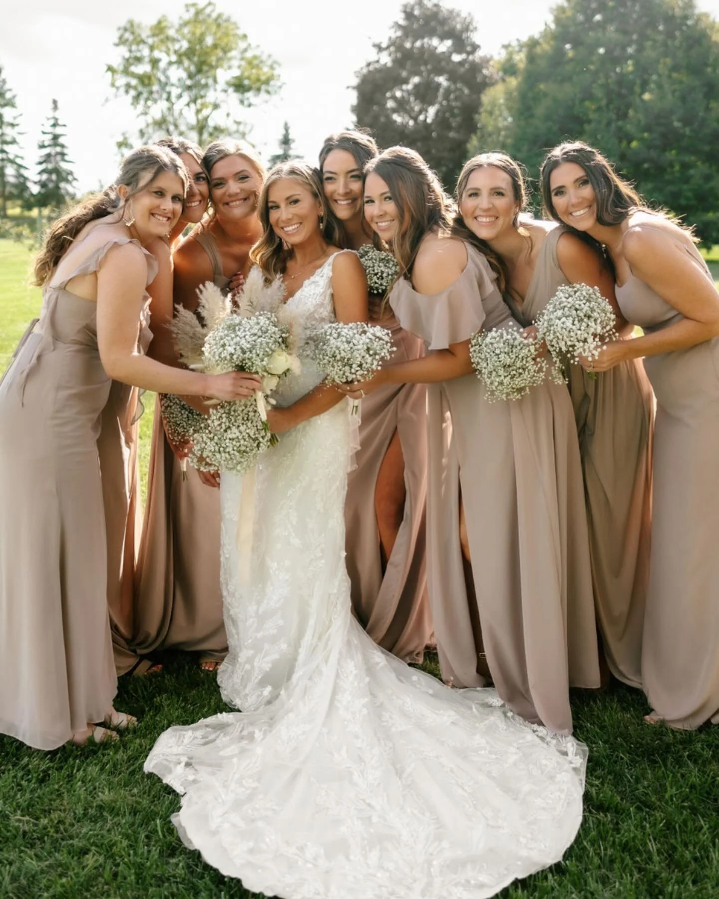 Girl gang 💁&zwj;♀️

3 tips to help the wedding morning go smoothly with all the ladies:

1) Everyone show up with clean 🫧 (or on the cleaner side) DRY hair. This helps me get straight to styling, without working backwards to combat oily, product-y 