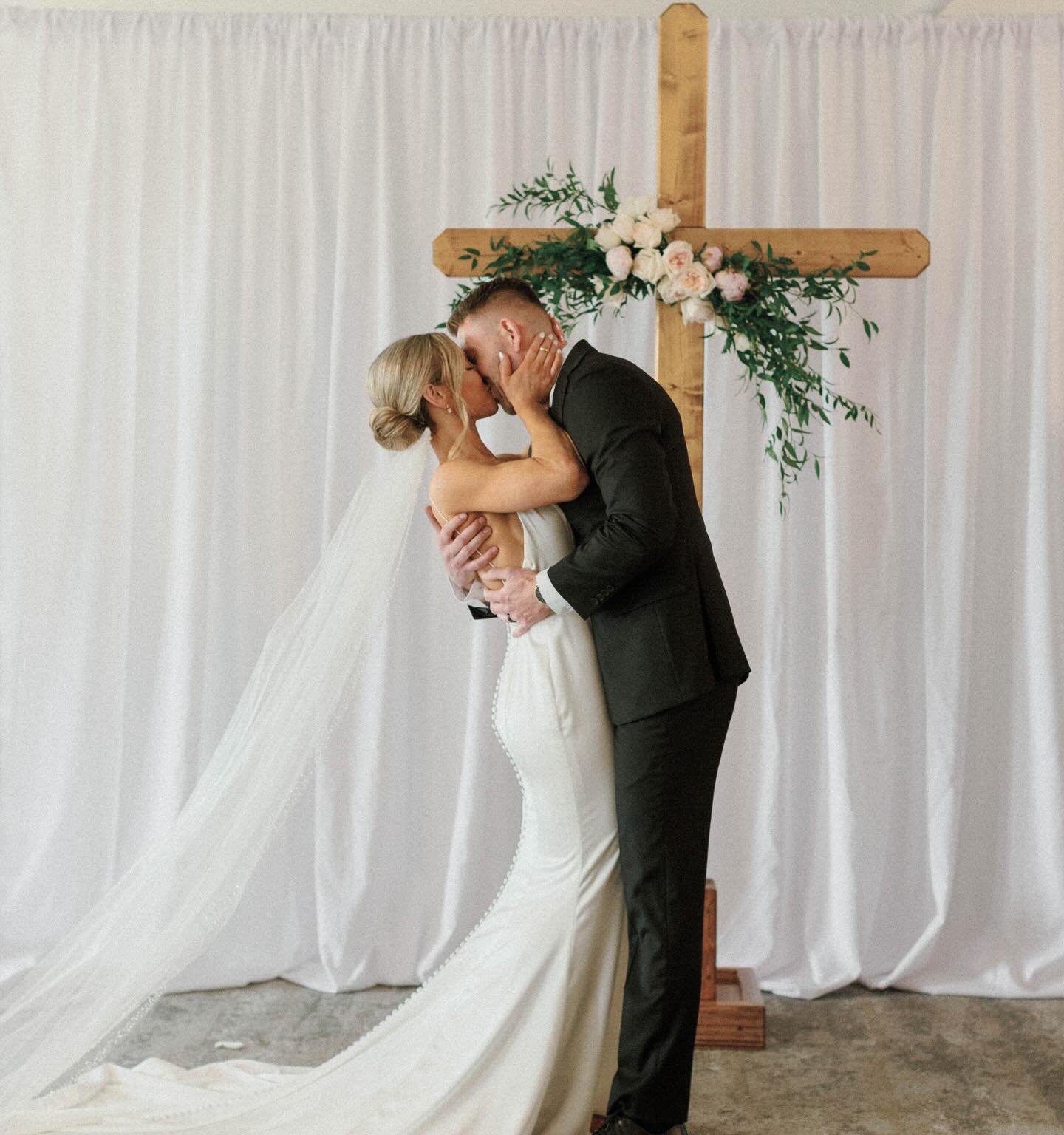 I hope everyone is going into the new year with a great bun and a perfect kiss 🥂😘

If you need help with the bun part 👉 booking bridal hair for 2026 is underway! Send an inquiry at 
www.mibridalhair.com 

Photo 📸 @samanthajamesphoto 
Stunning bri