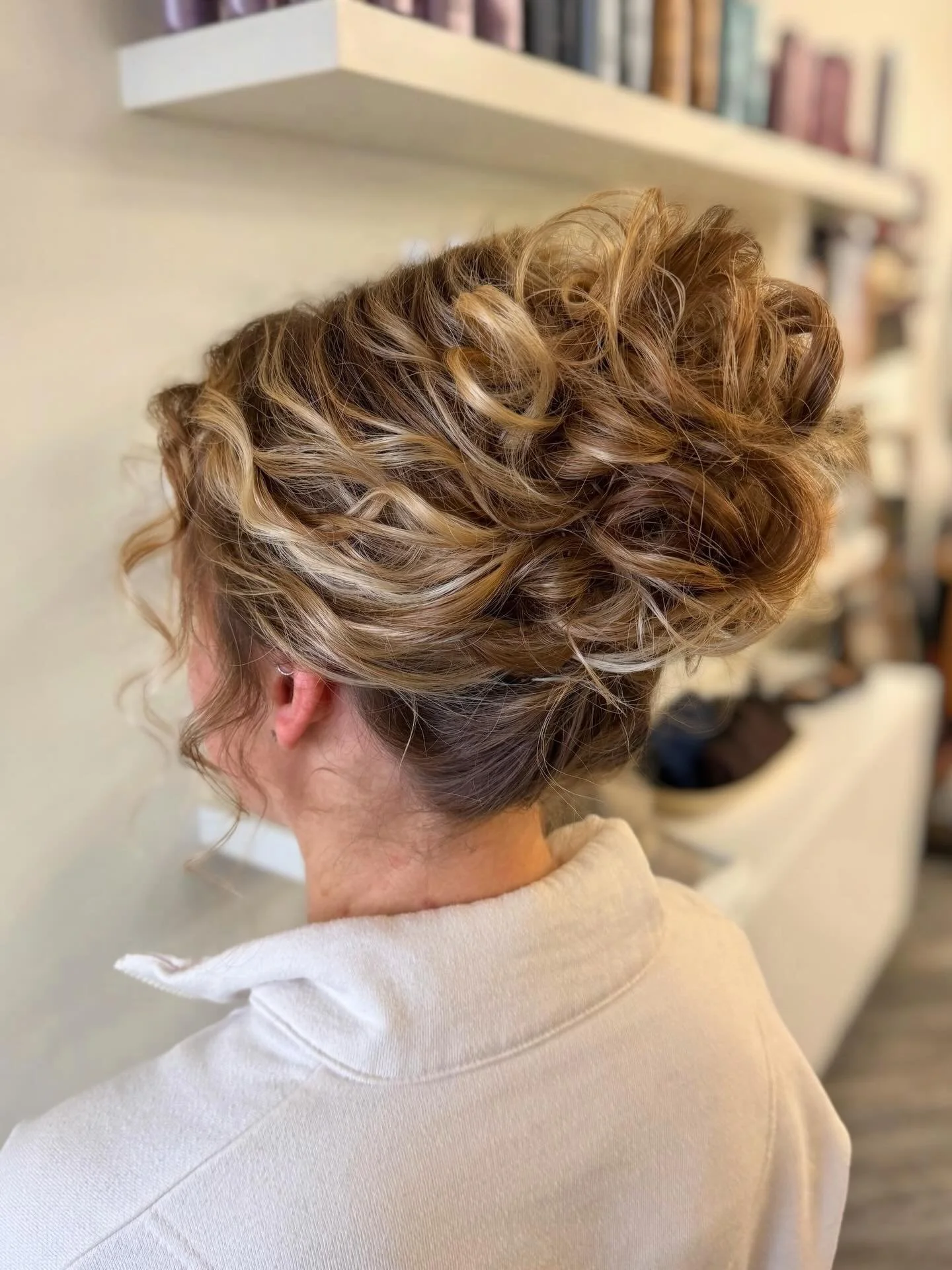 Curly hair trial 🙌 (could there be anything better 🤩)

We utilized this beautiful bride to be natural curls, enhanced some with a curling iron matching her pattern. LOVE-ING the high volumized CURLY updo 😍

Always can&rsquo;t wait to meet the brid