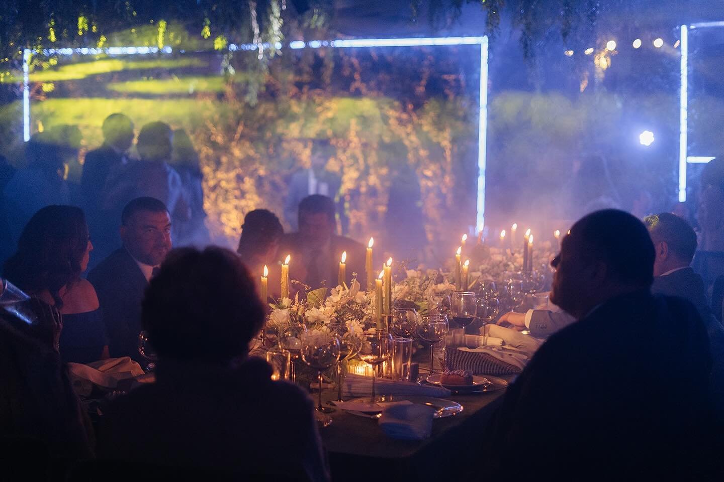 Caught this surreal moment at Ale and Pedro&rsquo;s party, where neon and candlelight came together perfectly&mdash;unplanned yet magical, all thanks to @hugolavi talent for creating the right vibe.

@vinoslacetto