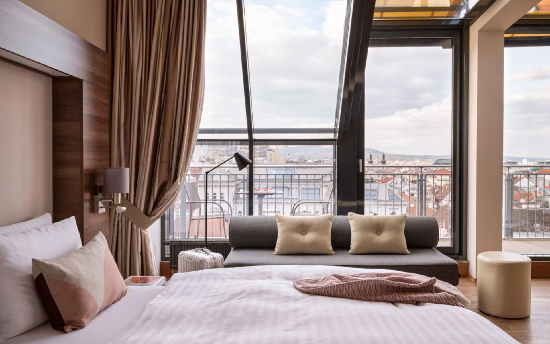 flemings-selection-hotel-wien-city-zimmer-614-signature-junior-suite-city-view-schlafzimmer.jpg