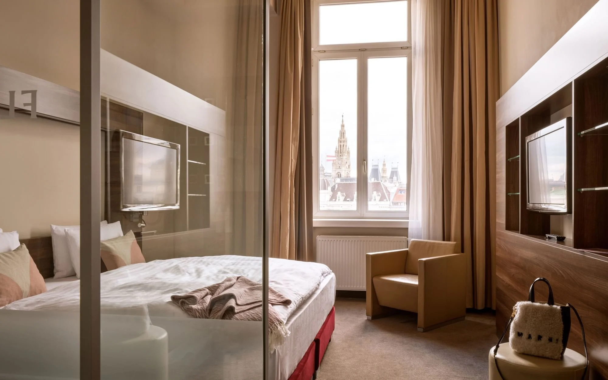flemings-selection-hotel-wien-city-zimmer-superior-plus-city-view-01.jpg