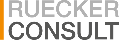 Schwarzes und graues Logo mit den Worten 'RUECKER CONSULT' in Großbuchstaben.