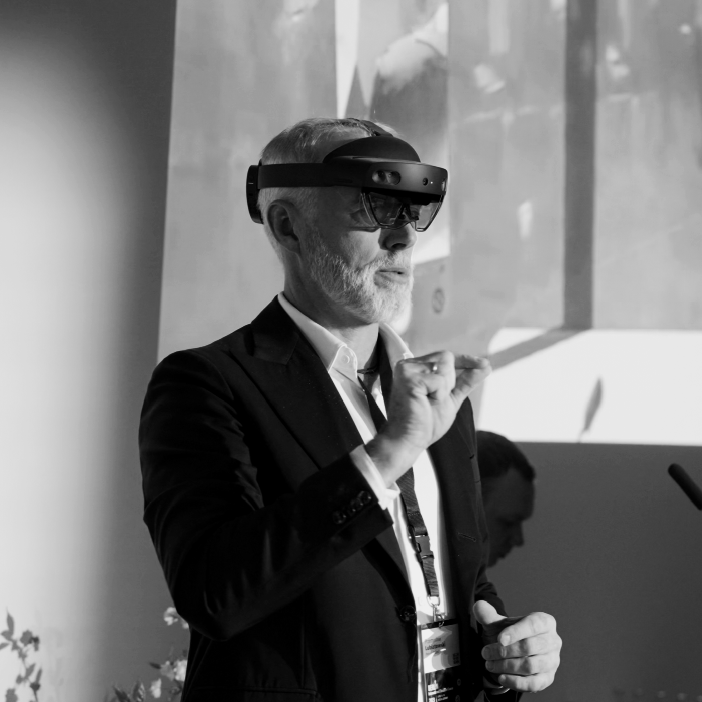 Ein Mann mit Kopfhörern sitzt vor einem Computer und schaut konzentriert auf den Bildschirm.