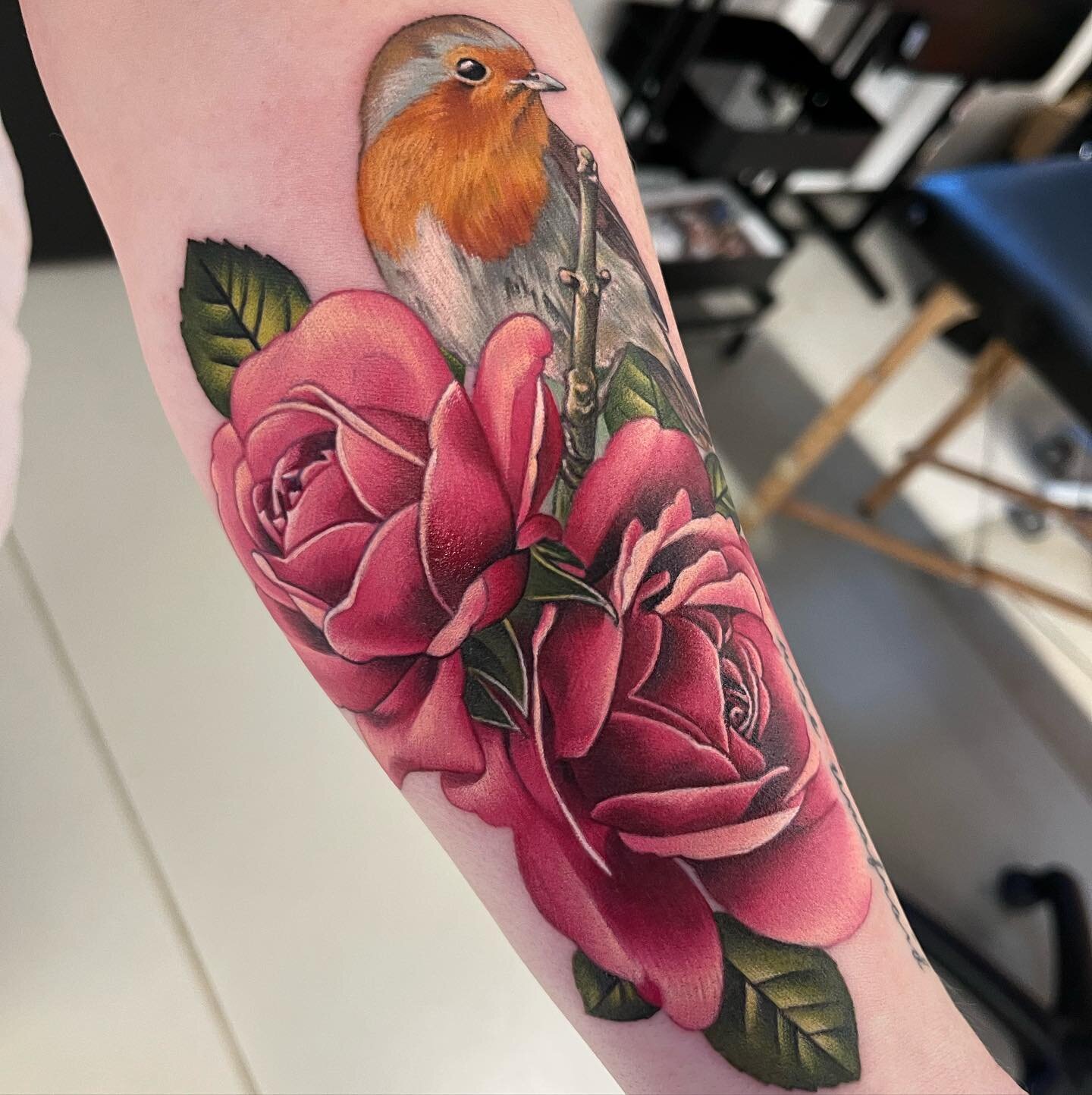 Thank you Steph 😊 

Made with @fusion_ink and @killerinktattoo supplies. I&rsquo;m also a huge fan of @kwadron needles!

Trying to catch up on posting&hellip;

#floraltattoo #robintattoo #naturetattoo #floral #rose #roses #rosetattoo #robin #birds #