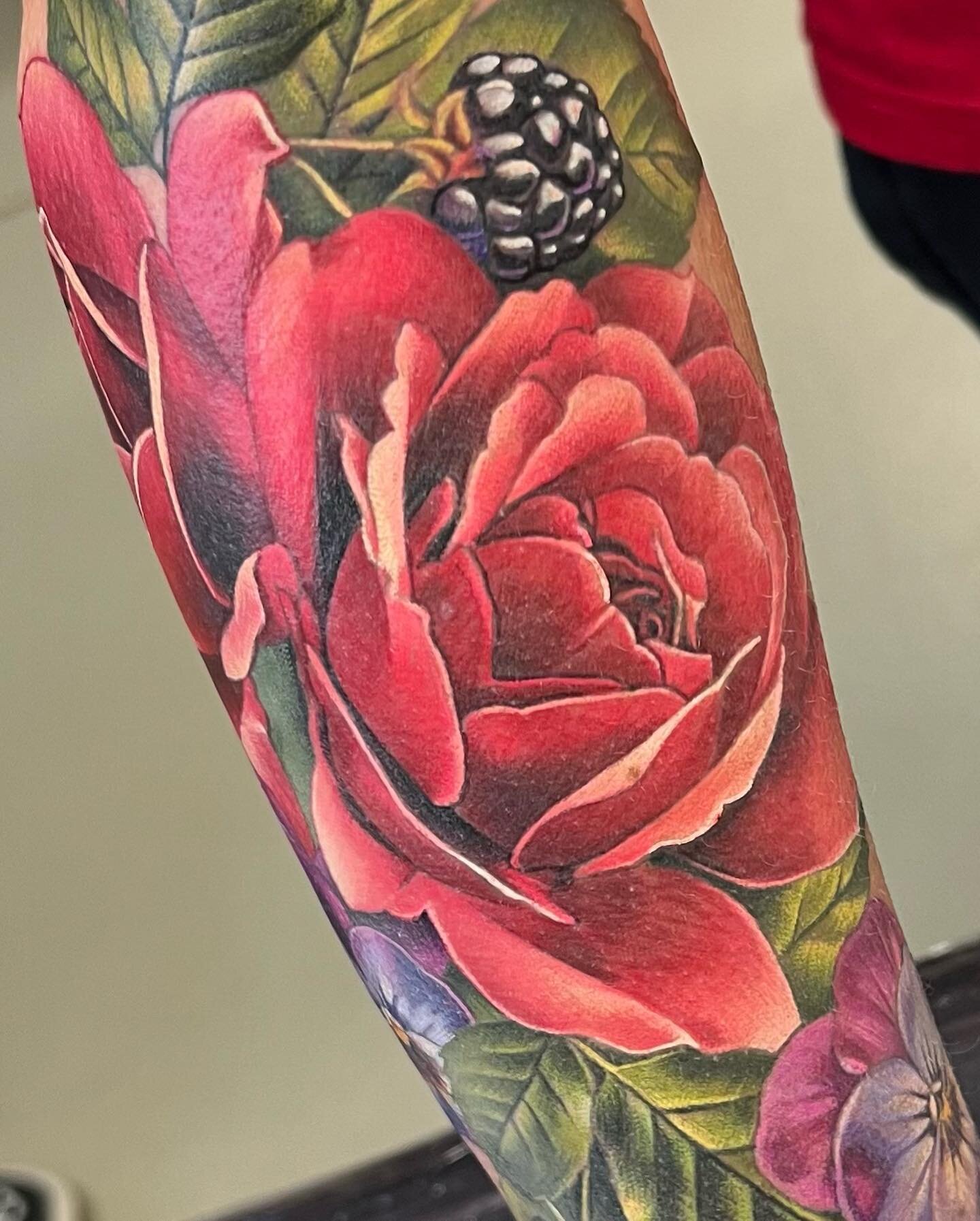 Thank Vikki 😊
Part healed, part fresh! 
Made with @fusion_ink and @killerinktattoo supplies in #edinburgh with @kwadron cartridges 

#floral #floraltattoo #parthealed #partfresh #tattoo #roses #rosetattoo #berries #berriestattoo #pansy #pansytattoo 