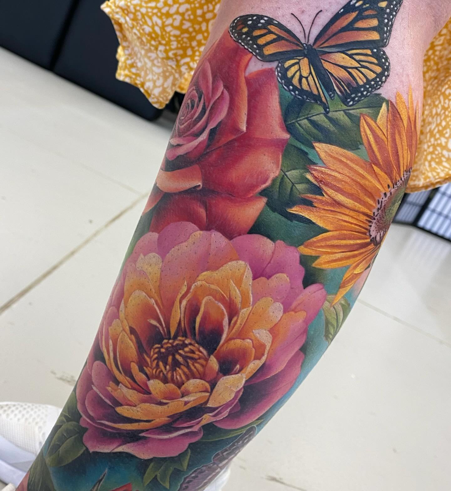 Very much looking forward to starting back on Sarah&rsquo;s leg soon! 
Work in progress&hellip;

Made with the best @fusion_ink 
Supplies from @killerinktattoo
Made in Edinburgh 🏴󠁧󠁢󠁳󠁣󠁴󠁿 
(I also really like @kwadron cartridges)

Now booking Ma