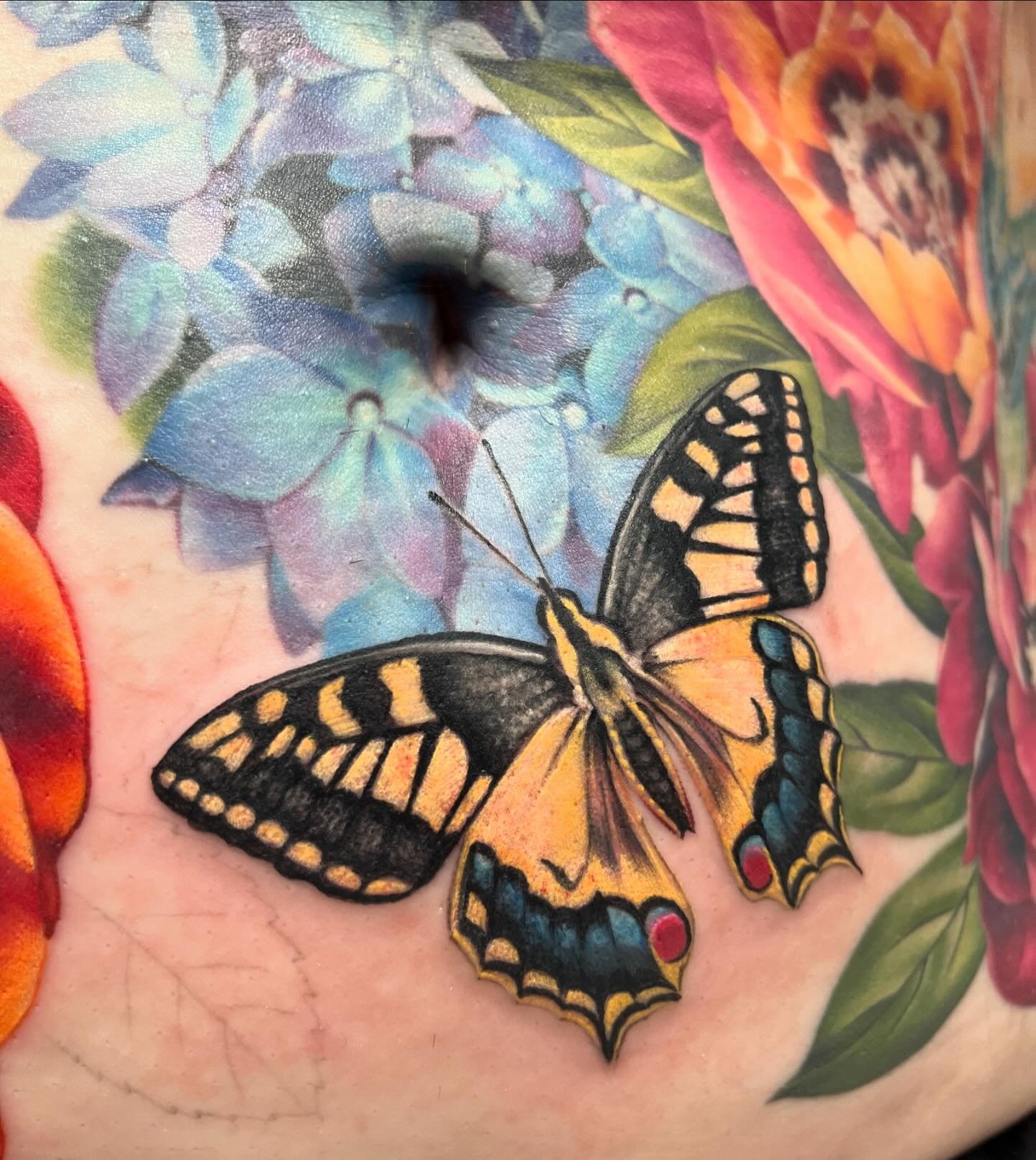 Progress with @fuzzypandatattoo 😊

Made with the best @fusion_ink 
Supplies from @killerinktattoo
Made in Edinburgh 🏴󠁧󠁢󠁳󠁣󠁴󠁿 at @thistleandthefable 
(I also really like @kwadron cartridges)

Now booking January to April 2025 💫

@michellemaddi