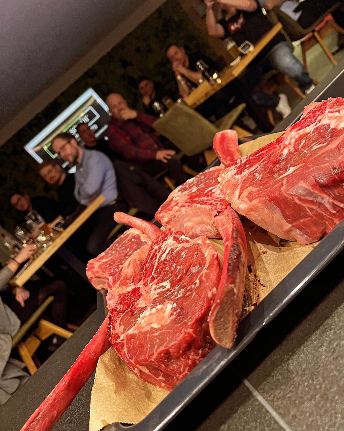 Ein absolutes Highlight war unser gro&szlig;es Steaktasting am Wochenende. 7 G&auml;nge - 7 Cuts - 7 L&auml;nder. Vom japanischen Waguy bis zum Galloway, dass bei uns nur  300m weit weg steht war alles dabei. Wir freuen uns schon auf den n&auml;chste