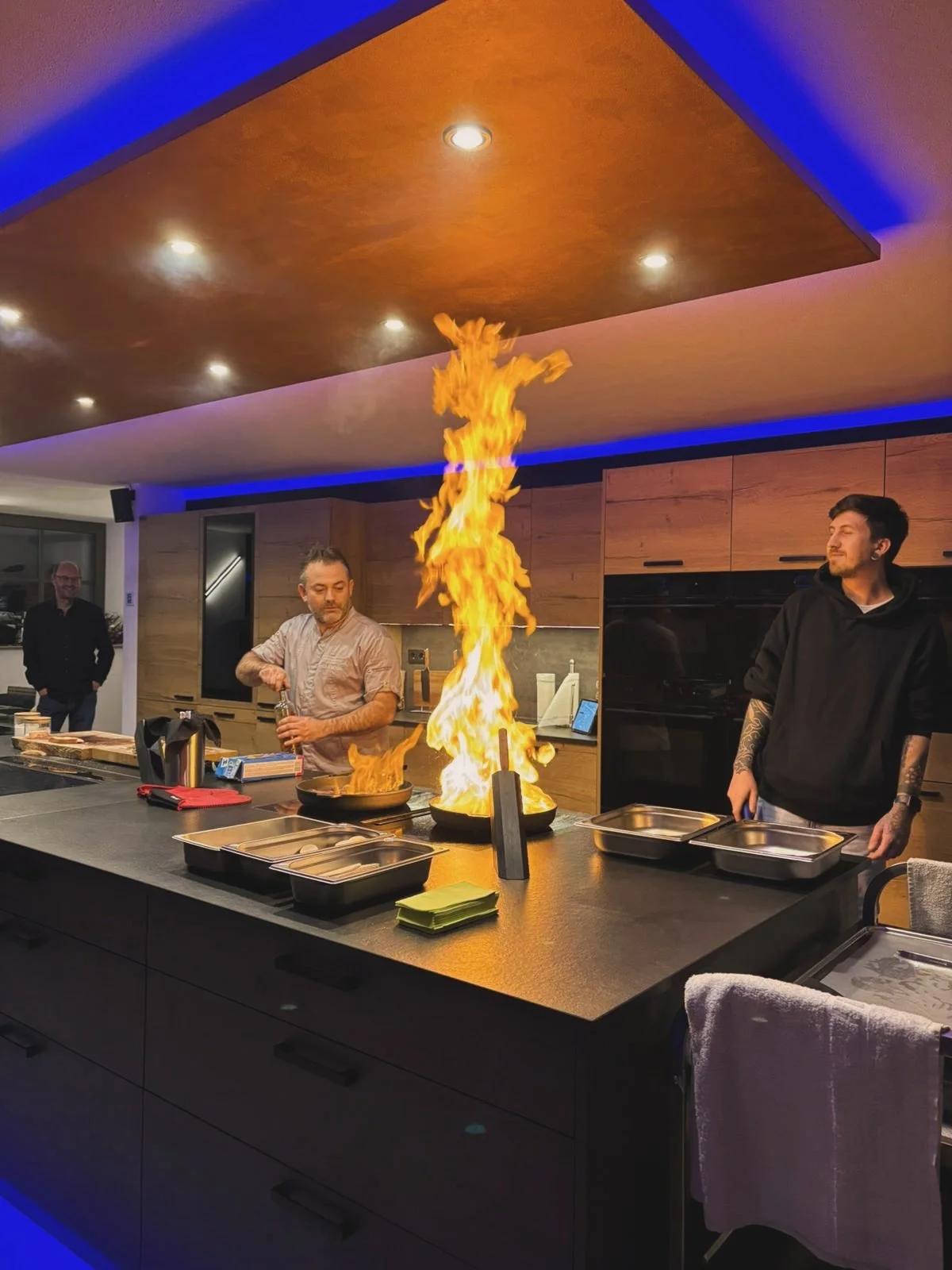 Und wieder eine Party in unserer gro&szlig;en K&uuml;che. Dieses Mal als Weihnachtsfeier f&uuml;r die Belegschaft von @zeiler_technik

8 G&auml;nge und jede Menge Gaudi war das 🥰😘😘😘