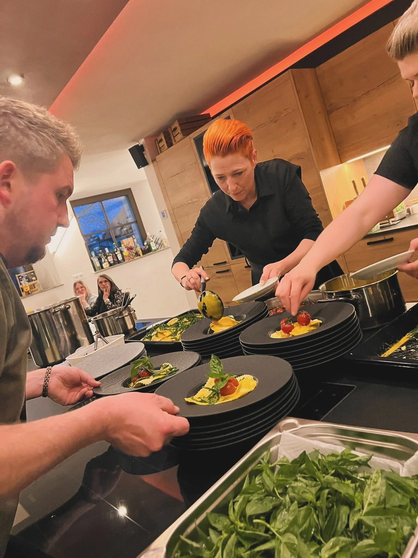 @metahiltebrand liefert ab ! In unserem K&uuml;chentheater bringt die popul&auml;re Schweizerin absolute Spitzenk&uuml;che und ein Weltklasse Entertainment in meine kleine K&uuml;che und auf die Teller bei uns in Alzgern. 
@weinguthammelundcie rundet