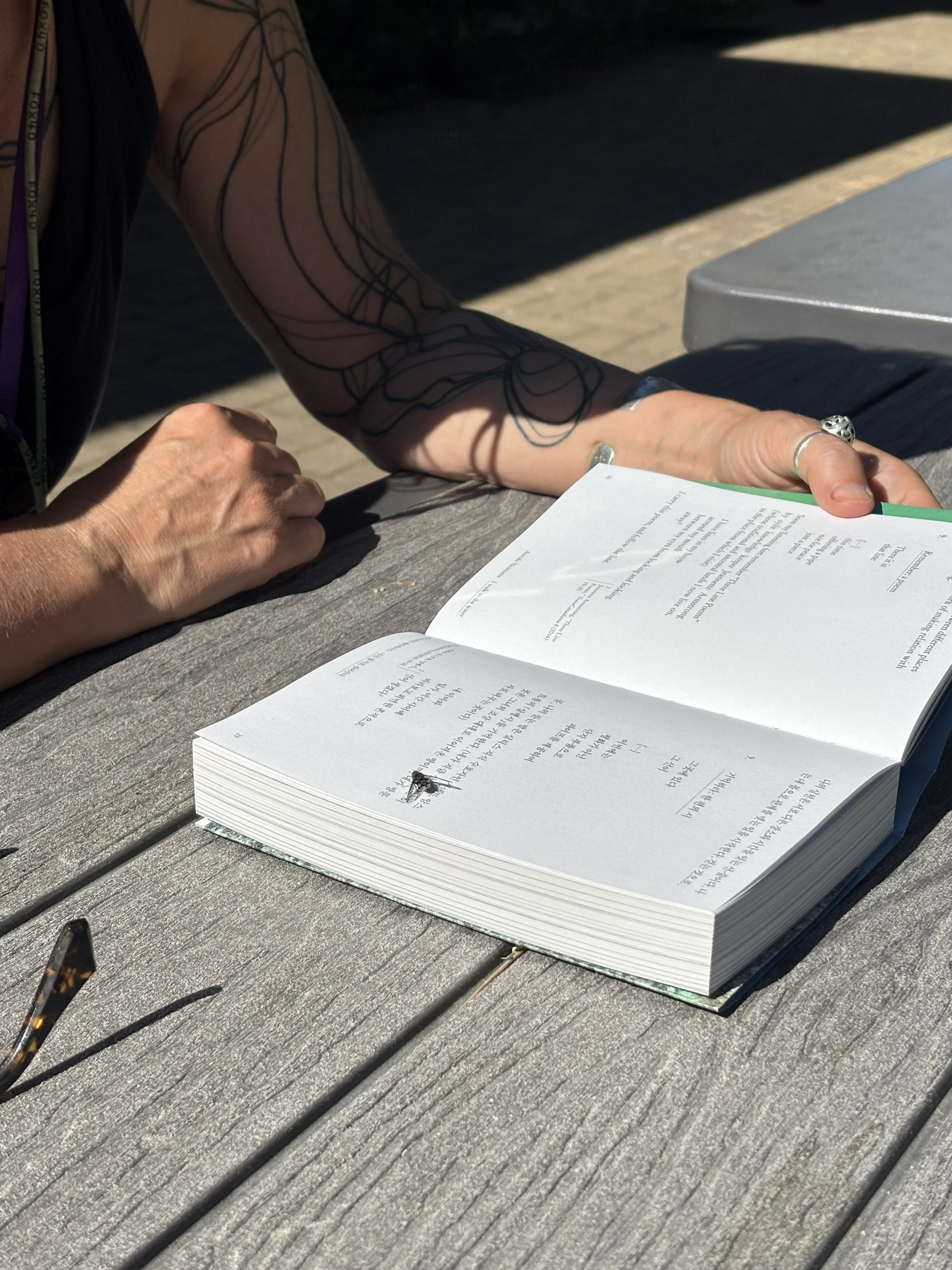 꿀과 소금, 그리고 물로 걷는 일 Honey, Salt, and Walking to the Water