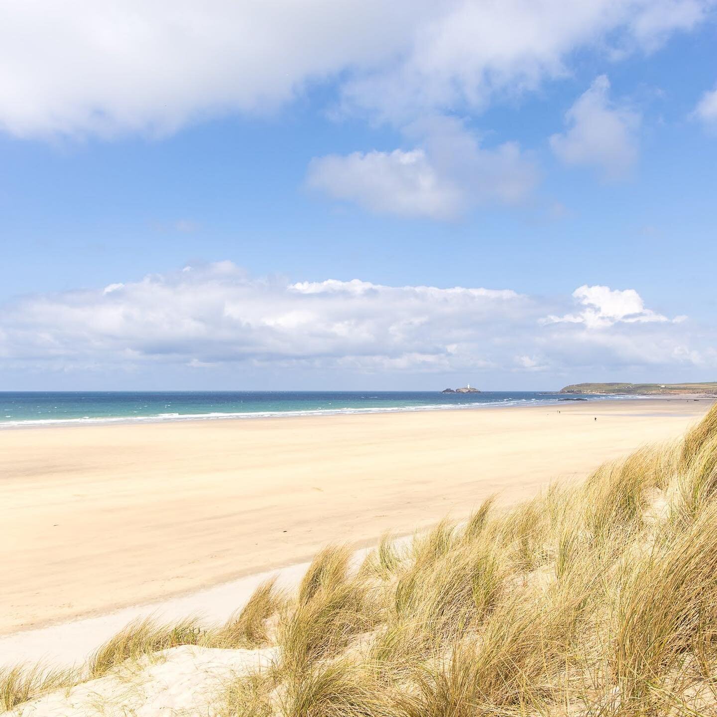 Hello folks! I hope you&rsquo;re surviving this heat ok. We&rsquo;re hiding indoors with curtains and blinds drawn - it gets absolutely roasting down here in the South East.
Here&rsquo;s another shot from the beautiful Gwithian Sands in April. A padd