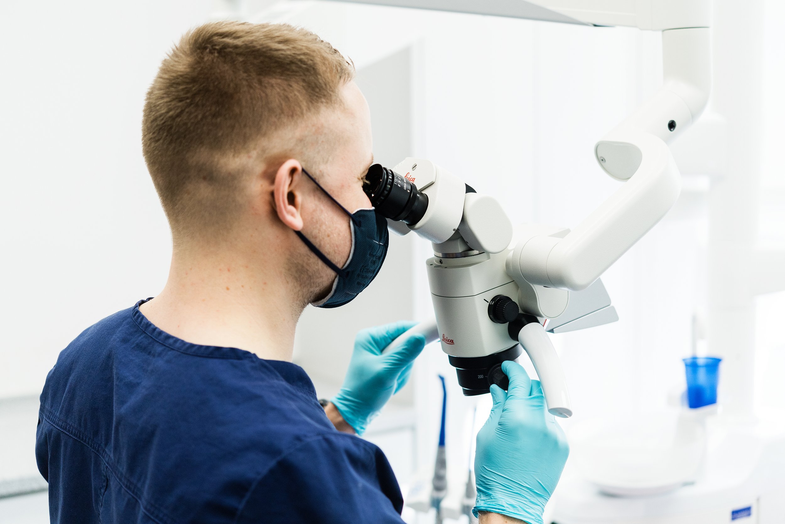 Behandlung unter dem Operationsmikroskop