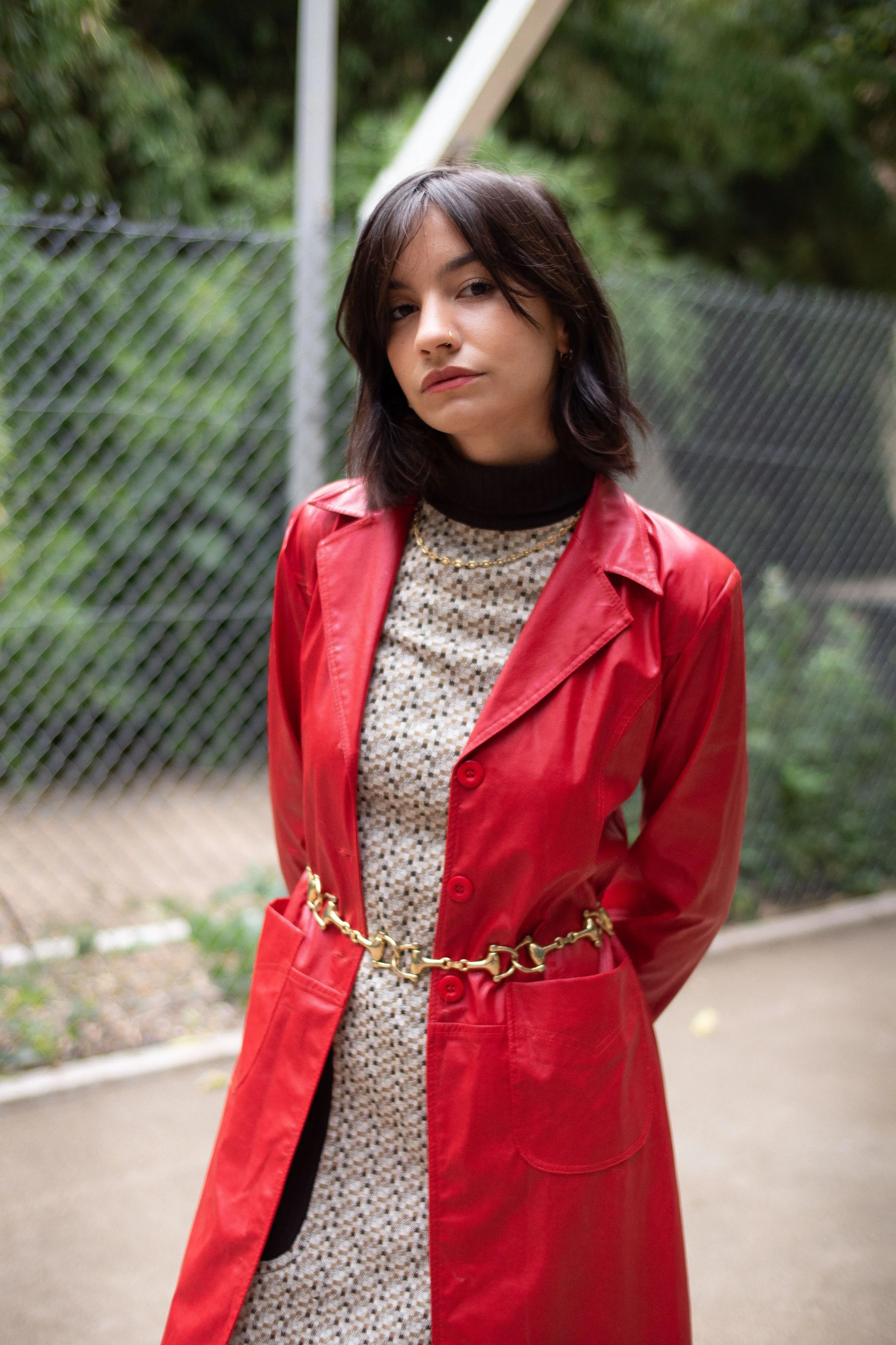 Julie tenue 3 manteau rouge-2.jpg