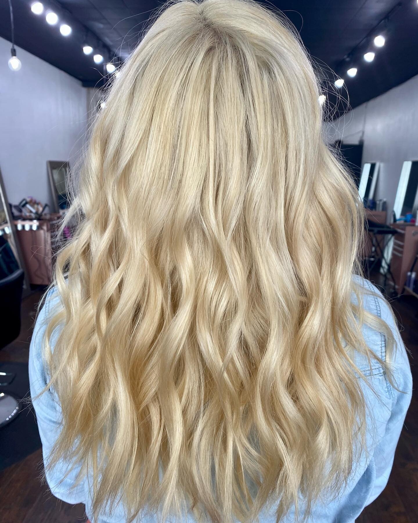 Global lightening by Lysette ⚡️

Click the link in her bio to schedule your next blonding session! @style_bylysette