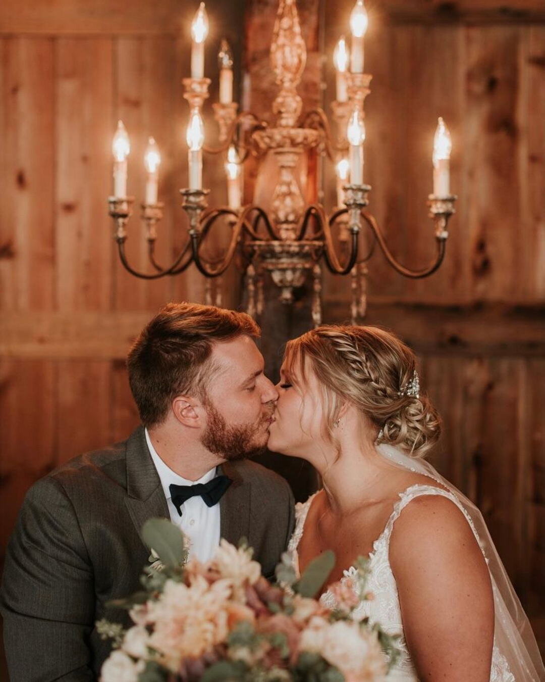 We absolutely just love the glow.🤵 👰 

🥂Double tap if you do too.💕

@erickamaephotography
@gardenview_flowers
@lucilles_bbq

#fortwaynevenue
#fortwayneweddings
#northwestohioweddings
#northwestohiobarnvenue

https://buff.ly/35Q9ji1