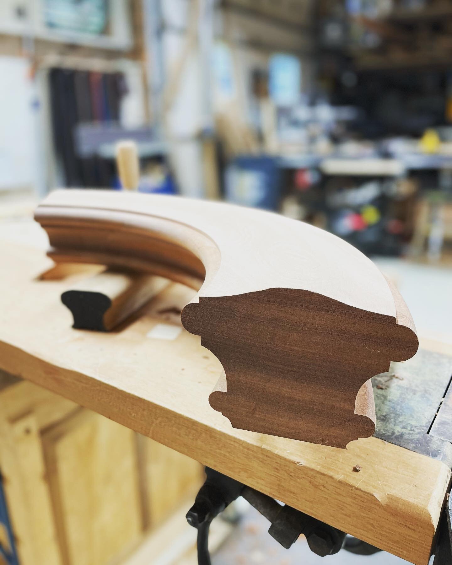 A big ol&rsquo; turn.↪️ 

Shaped and carved.

5-1/4&rdquo; x 3-7/8&rdquo; must be historic, for @hdistair 

#stair #stairbuilder #woodworking #tajimapro #mainebuilders