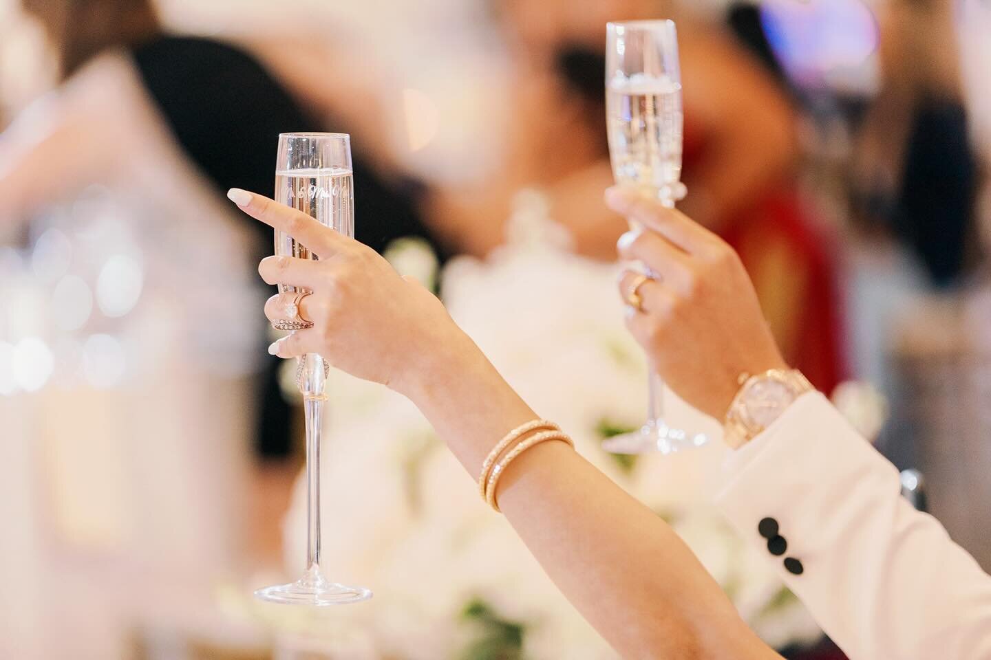 Let's raise a glass and cheers to being ready to have a great week 🥂✨ #itsanewday 

📷: @lovelyvalentine