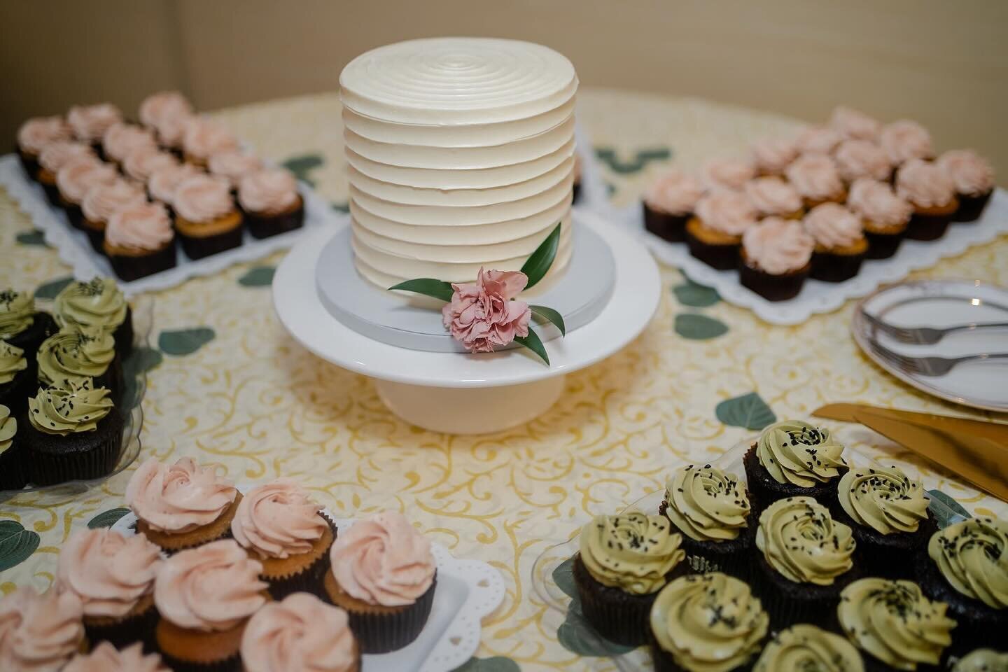 S I M P L I C I T Y ✨

This dessert station we put together (at the last minute 😅) was simple yet beautiful. E&amp;H went with a small one tiered wedding cake from @silverwhiskbakeshop and the rest were Asian inspired flavored donuts and cupcakes wh