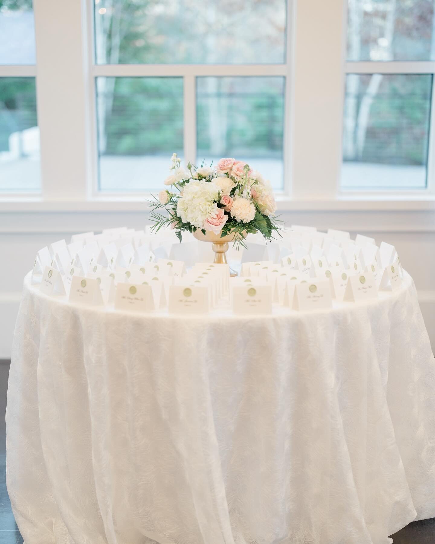 A classic that never gets old ✨ A show stopping floral arrangement to compliment the beautifully set up escort cards table 😍

So much love for these amazing ladies @inkedbyjackie and @proseflorals, who we can't wait to work with again 💛

📷: @lovel