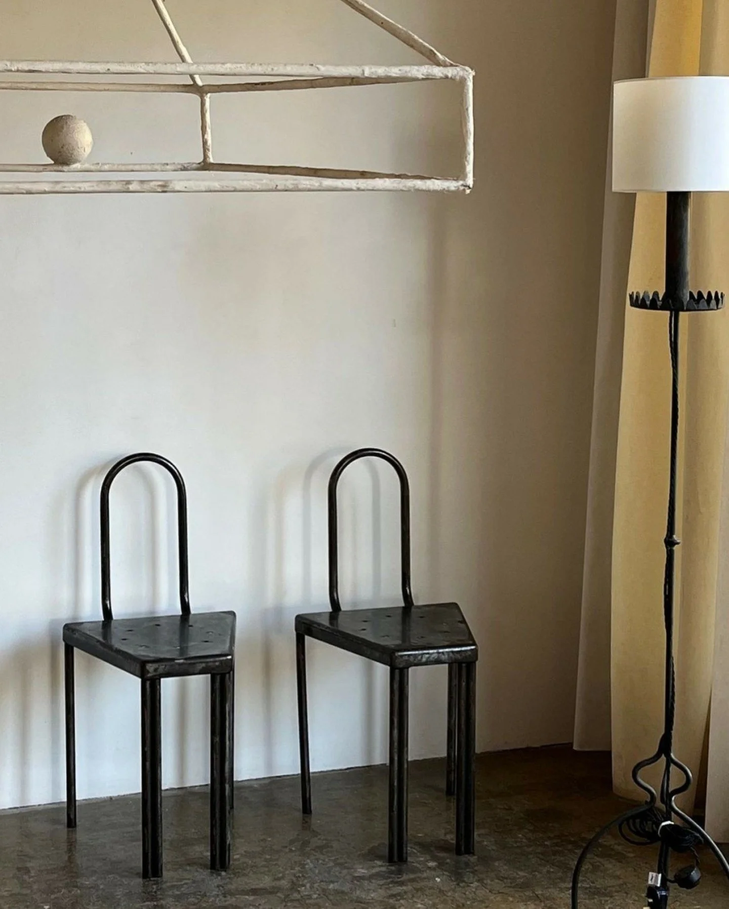 OBSESSED with these chairs!

If only they were available as counter-height stools.
Image source @the.peanut.vendor

.
.
.
.
.

#AniaTricaInteriorDesign #ElleDecor #RueMagazine #DominoMag #cerealmag #kinfolk #StyleAtHome #HouseAndHomeMag #HouseBeautif