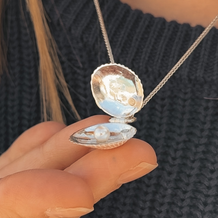Square+Cards+for+Silver+Shell+Necklace+with+a+Secret+Pearl.png