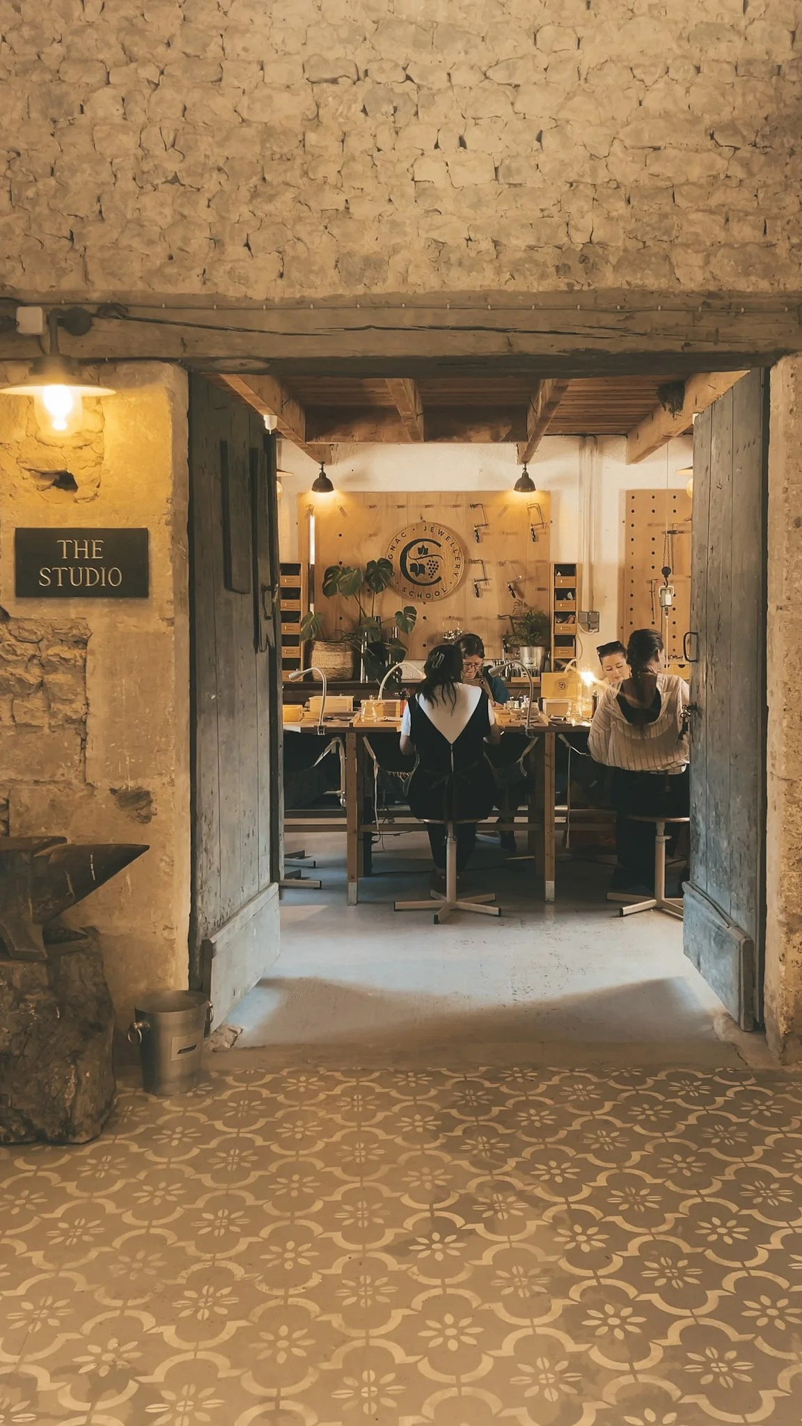 The cognac jewellery school students at the bench