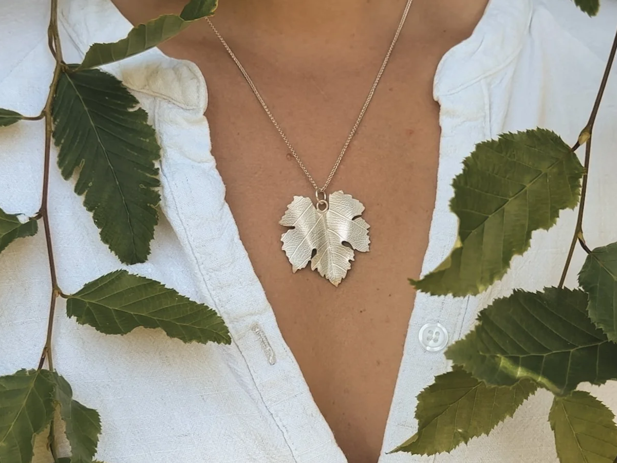 And voilà! A hand-fabricated leaf necklace in solid silver 
