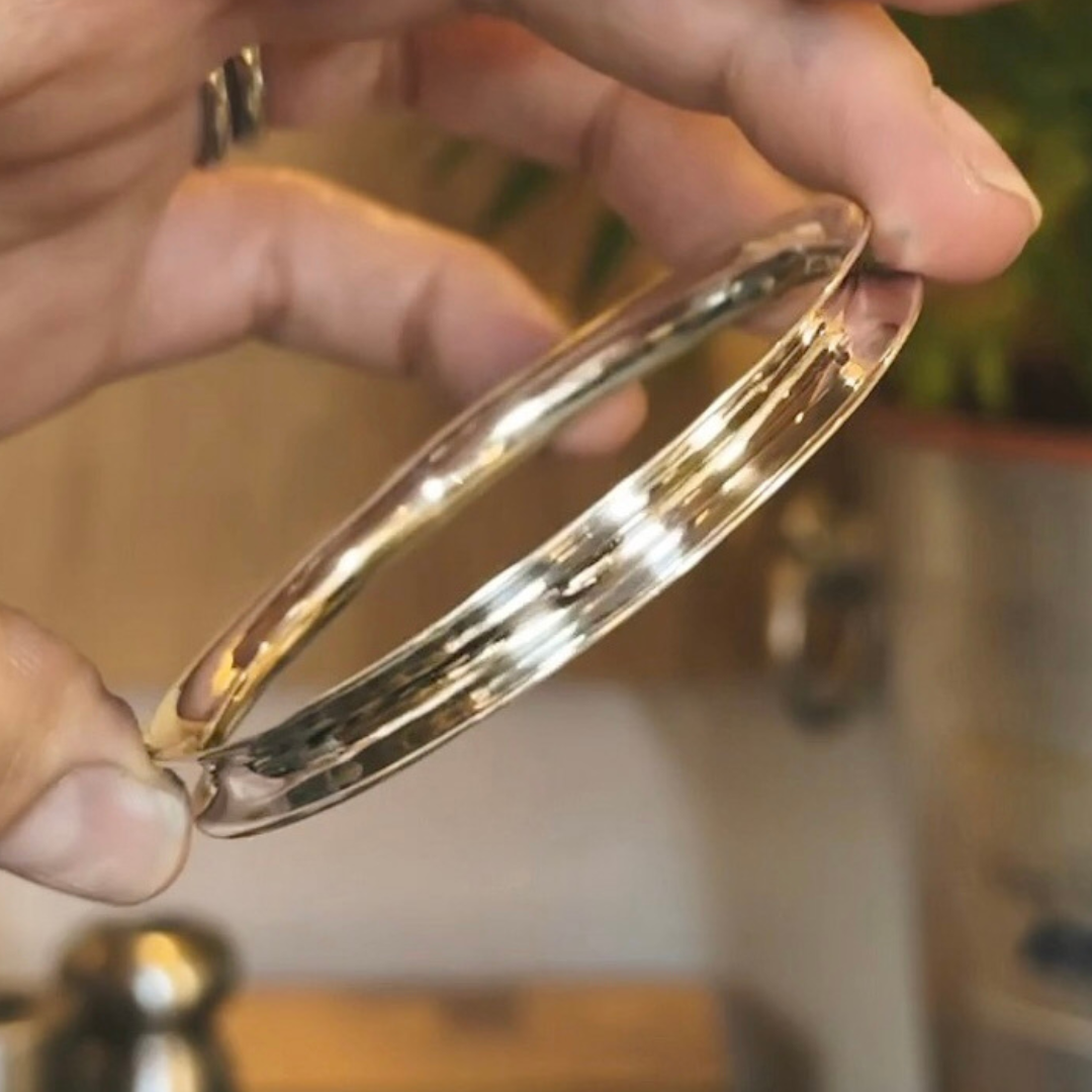 And voilà, a classic, hand raised anticlastic bangle!