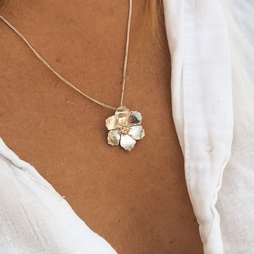 And voilà, a beautifully textured silver flower necklace