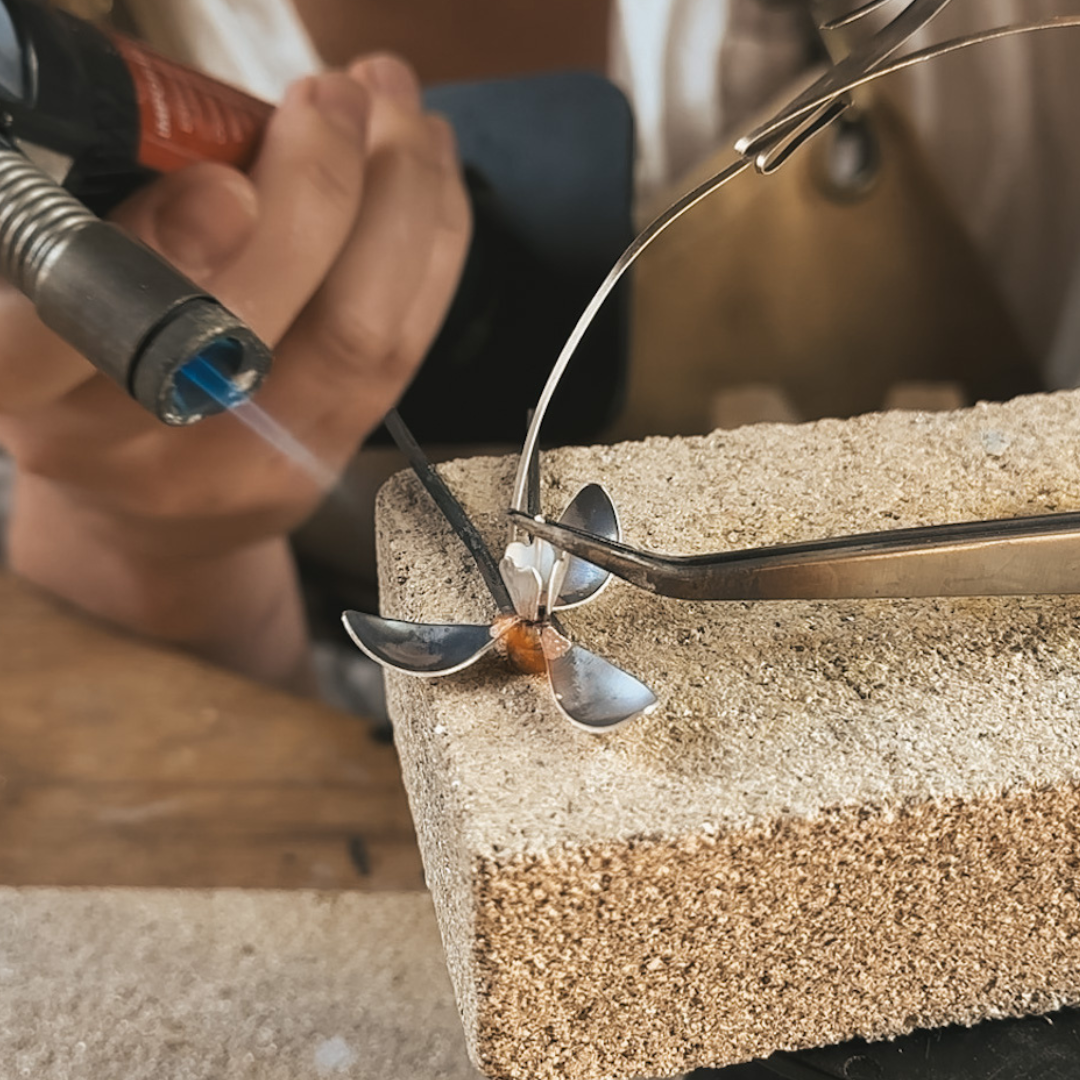 How to arrange and solder the flower together 