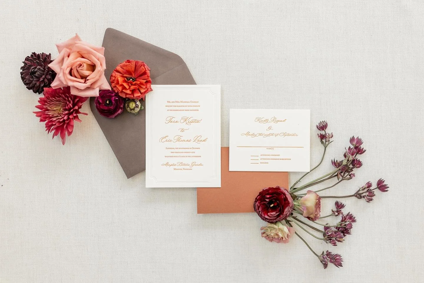 I&rsquo;m finally ready to bring some subtle autumn to the feed😅 just hanging on to summer as long as I can like every other year!

Understated luxury can go such a long way and this invitation suite from T &amp; E&rsquo;s wedding is the perfect exa
