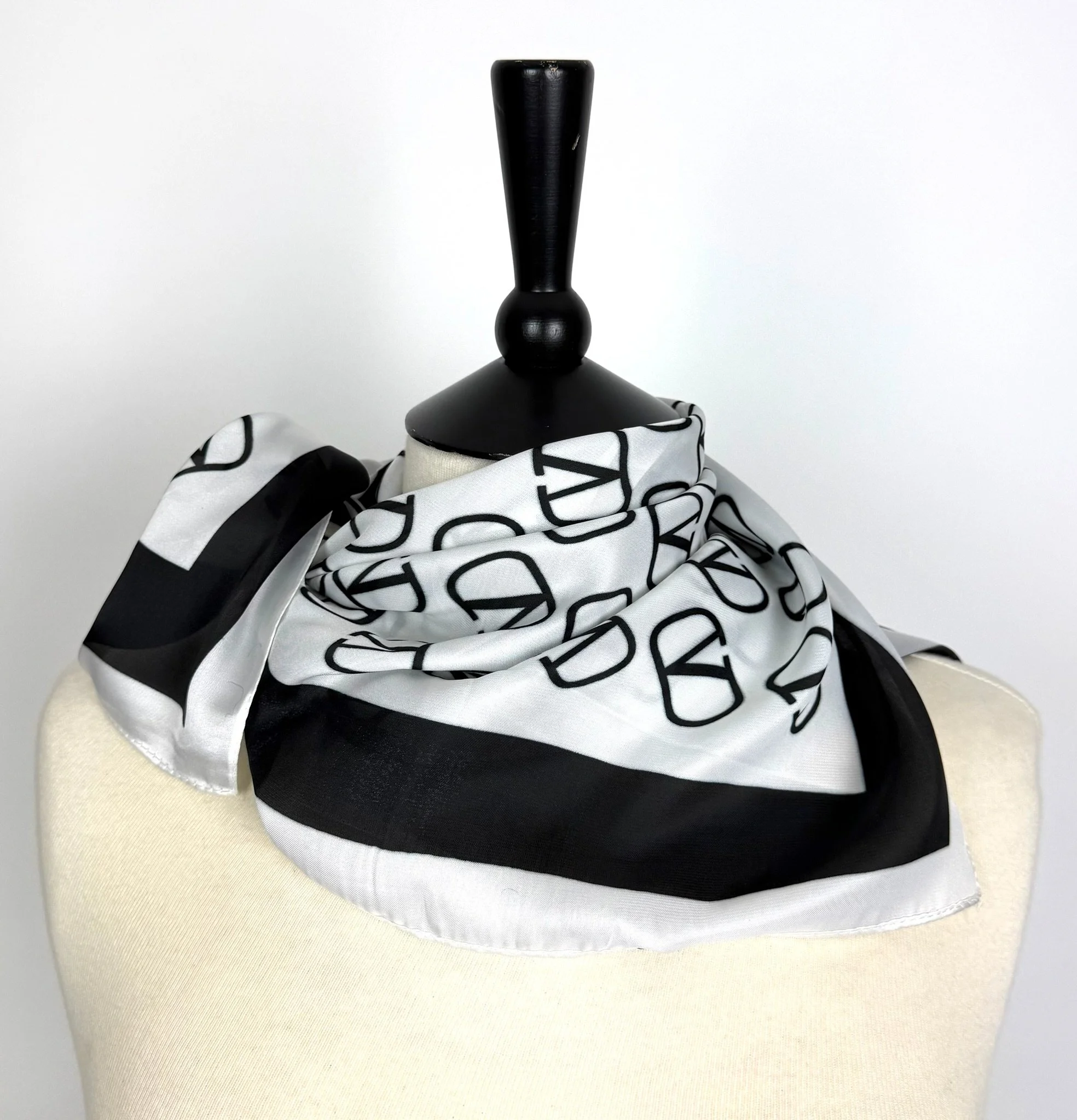 NECKERCHIEF Silk Square Scarf Black/White