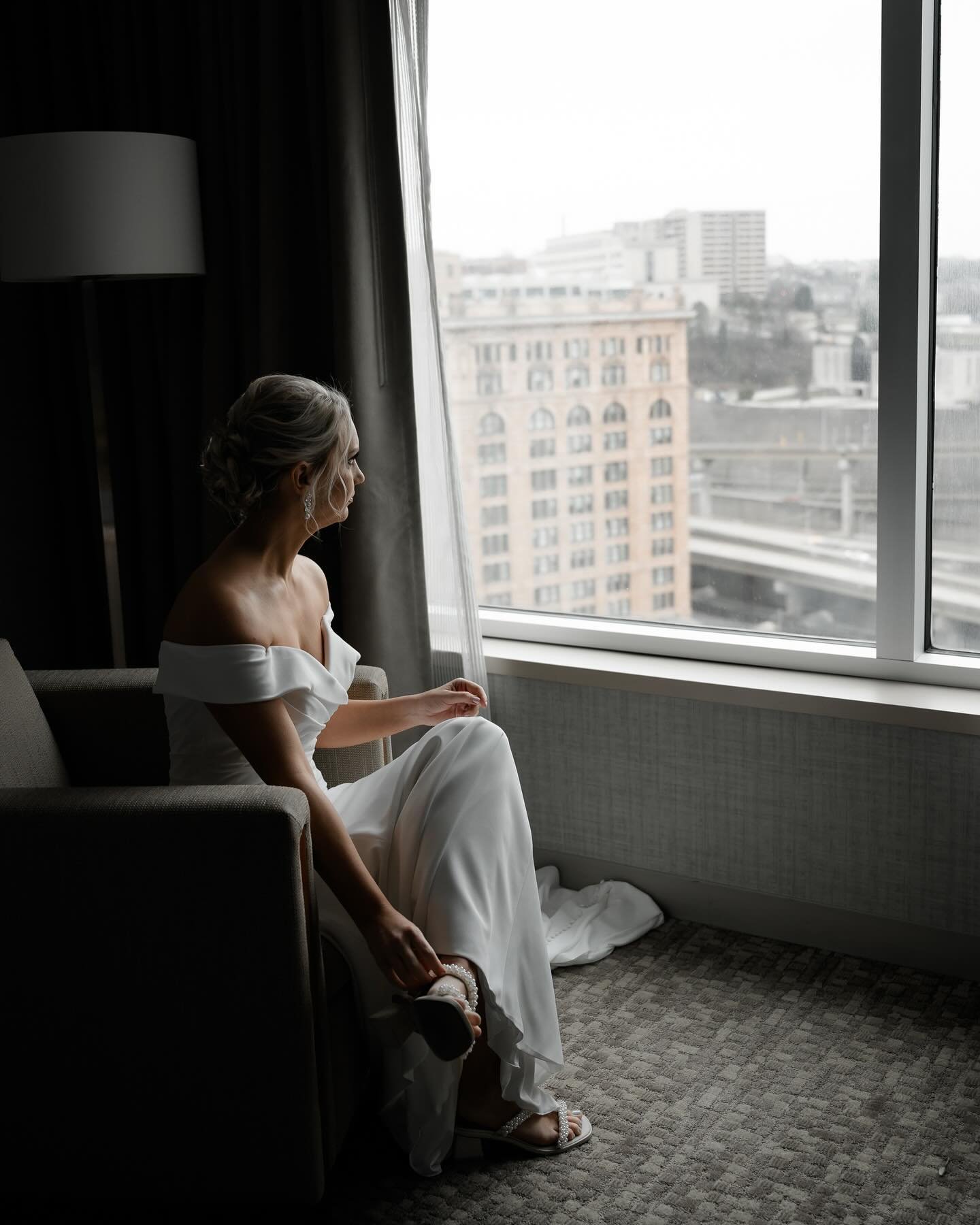 Getting ready moments. 

That feeling of butterflies in your stomach, mixed with champagne and tequila 🥂

@mpetras
@lmg.makeup
@lokiestudio 
@onewhitelane

#Skysthelimitphotography  #pennsylvaniaweddingphotographer #pittsburghweddingphotographer #we