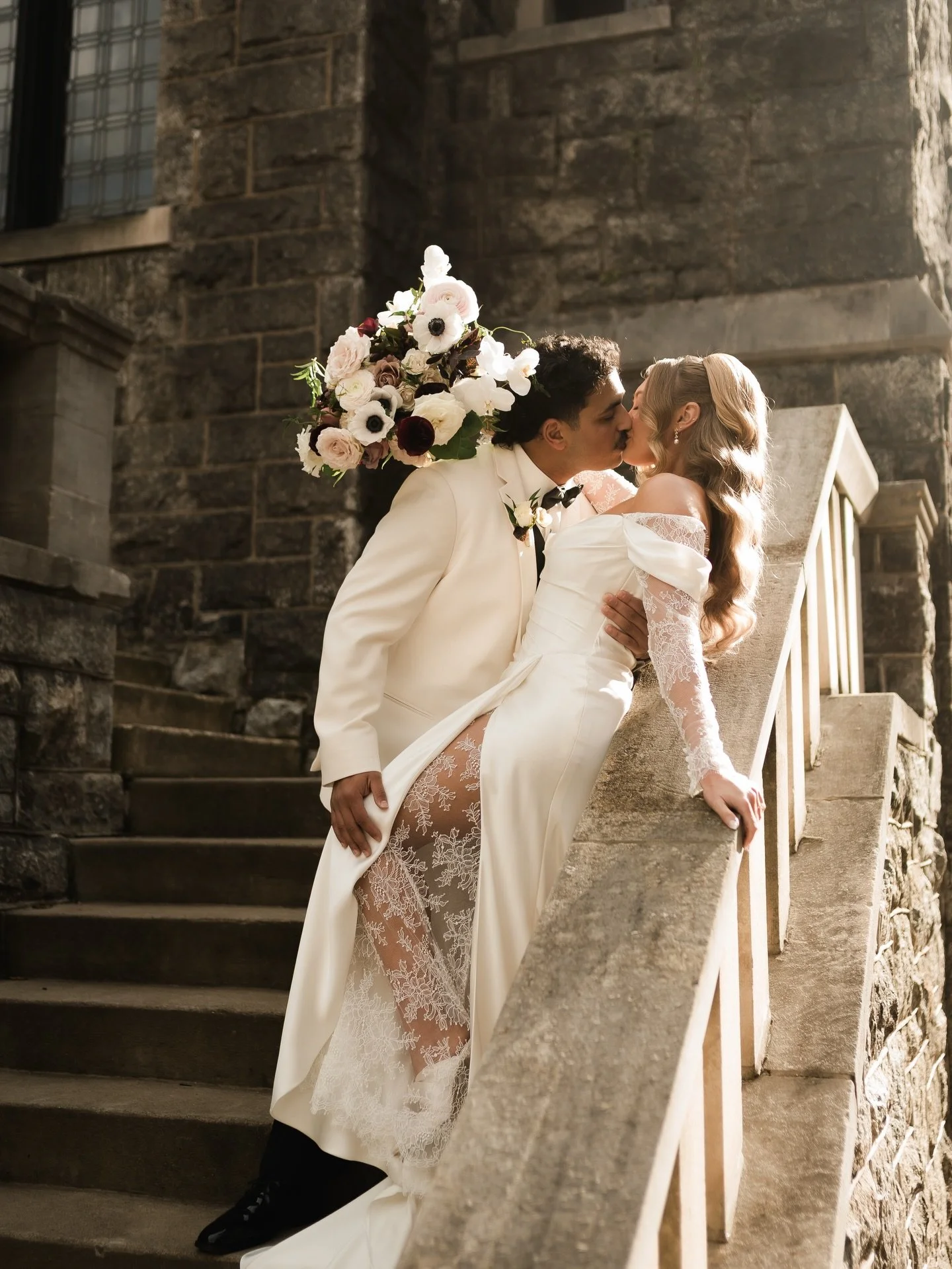 The kind of love that feels like a scene from a movie. The kind of venue that makes every portrait feel magical. 

@skysthelimitphotography
Venue: @mansionsonfifth
Glam: @simply.captivating.pgh_hair @ablbeautylounge
Florals: @thefarmersdaughterflower