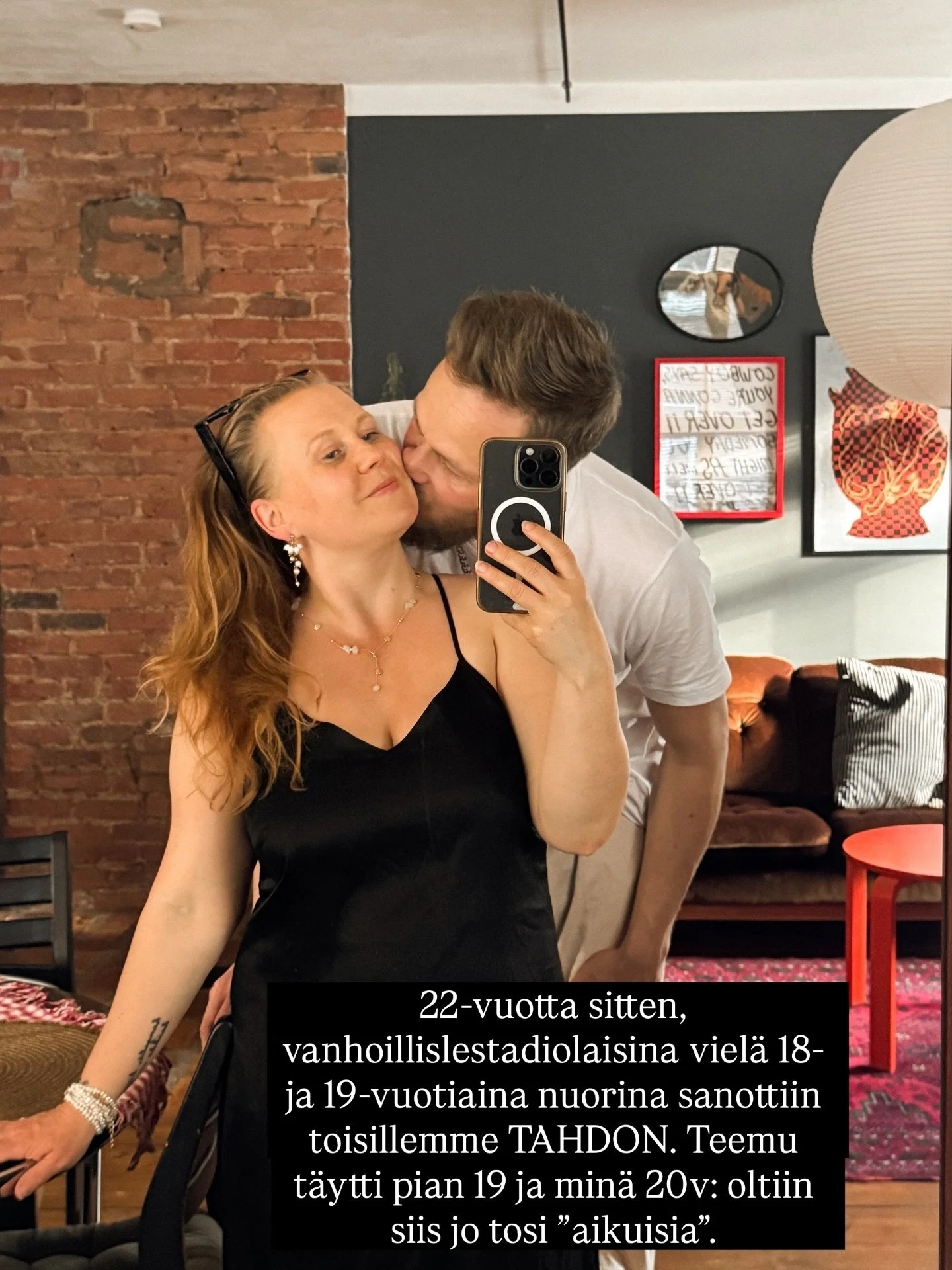 Vanhoillislestadiolaisina nuorina 22-vuotta sitten ~ sanottiin toisillemme tahdon. Meit&auml; yhdisti rakkaus, mutta my&ouml;s suvun tarinat ja velvollisuudet. 
.
T&auml;n&auml;&auml;n katsotaan taakse hyv&auml;ksyen ~ kaikki t&auml;m&auml; kuului me