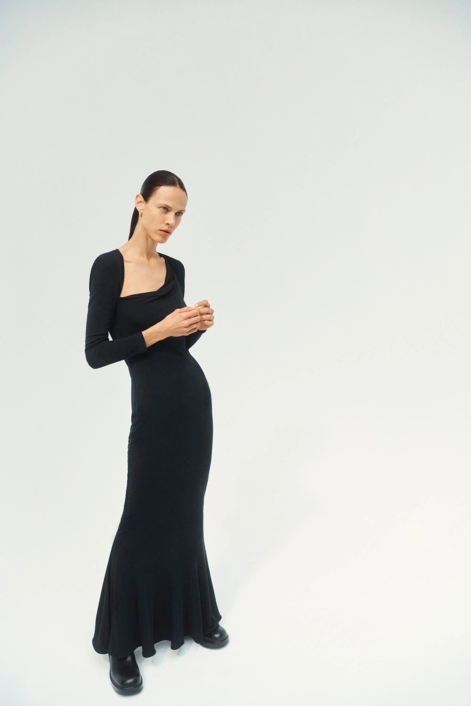 00018-roland-mouret-resort-2023-credit-brand.jpeg