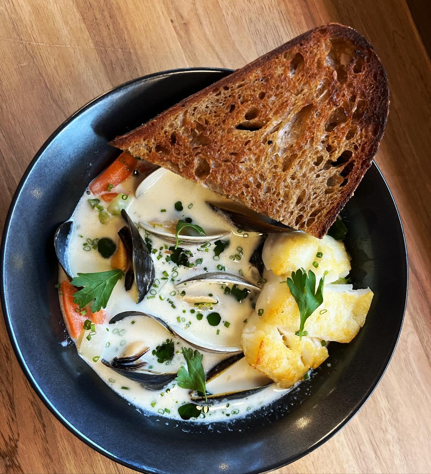 Warmth in a bowl: Cioppino (fisherman&rsquo;s stew) and toasted @theelderbread. 

#cioppino #fishermansstew #mussels #clams #monkfish #broth #comfortfood #coldweather #goodfood #nightmoves #moonlighter