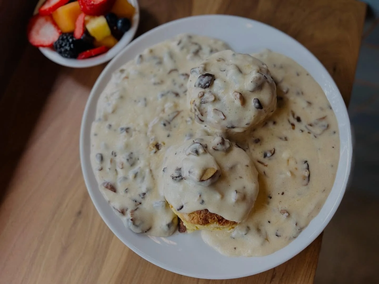 Get through Hump Day with some biscuits and gravy! Comfort food to sooth your mood. 

#goodfood #comfortfood #fromscratch #biscuitsandgravy #birdstheword #theearlybirdeatery #dtsouthbend