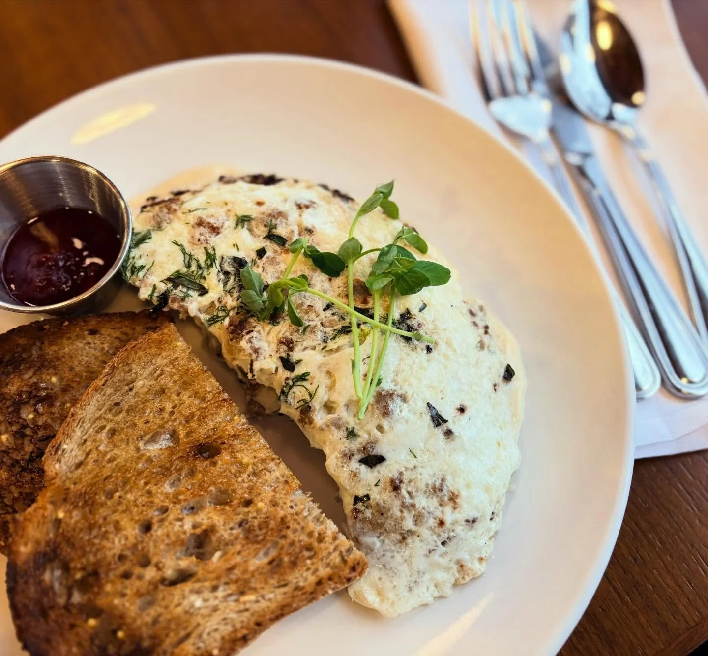 New year, new you. Start off the new year right with a delicious and healthier option! Our January food special is an egg white and Brie omelette with fresh herbs. You can add turkey sausage, and other veggies if you wish. Detox from the holidays doe