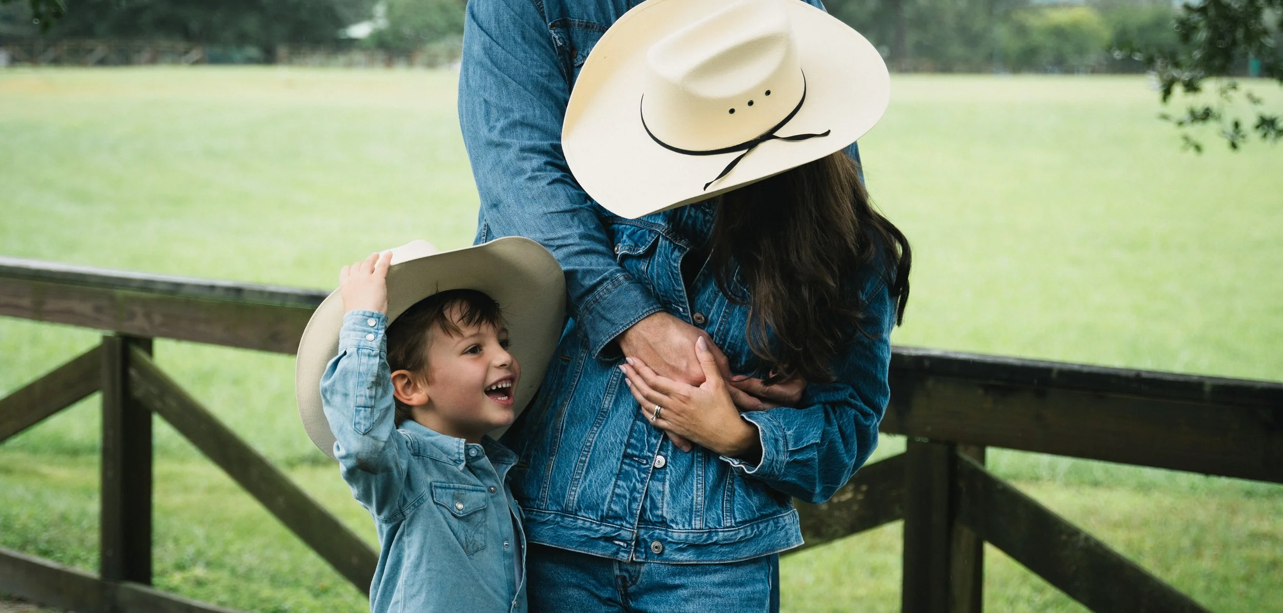 Family portraits at Robbins Park in Davie with rustic wooden backdrops.