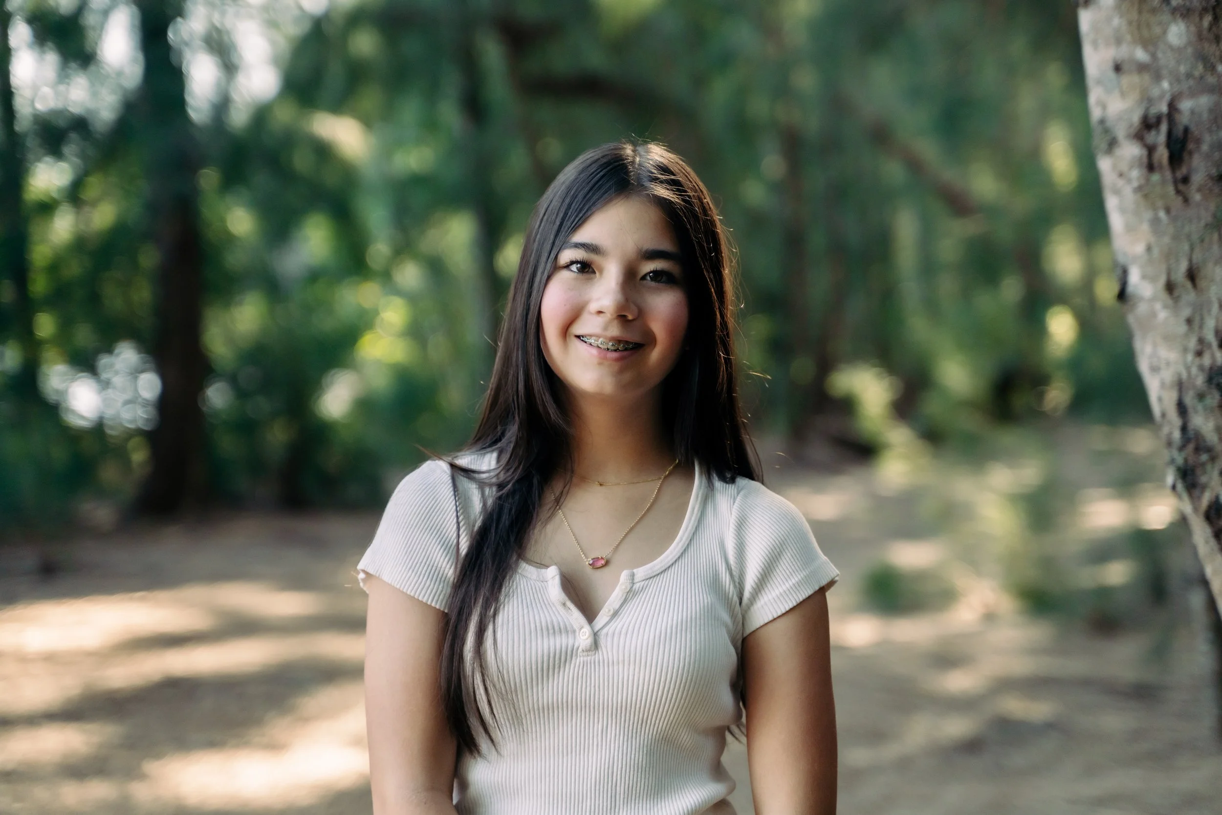 Natural-light portrait of a teen surrounded by greenery at Markham Park. Soft, editorial-style look captured by Stephen Luttinger Photography.