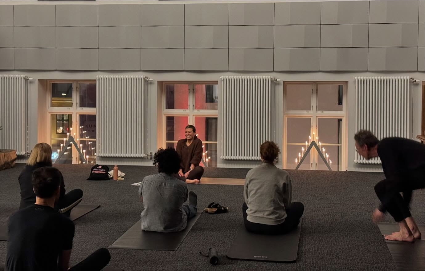 Ig&aring;r fick n&auml;tverket bes&ouml;k av fantastiska @fanniesyoga 🧘🏽&zwj;♀️ Olika niv&aring;er av flexibilitet p&aring; oss alla men v&auml;ldigt v&auml;lbeh&ouml;vt! Idag &auml;r vi b&aring;de liiiite stelare i musklerna men &auml;nd&aring; me